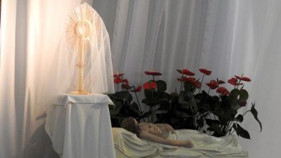 Adoracja  Jezusa w grobie